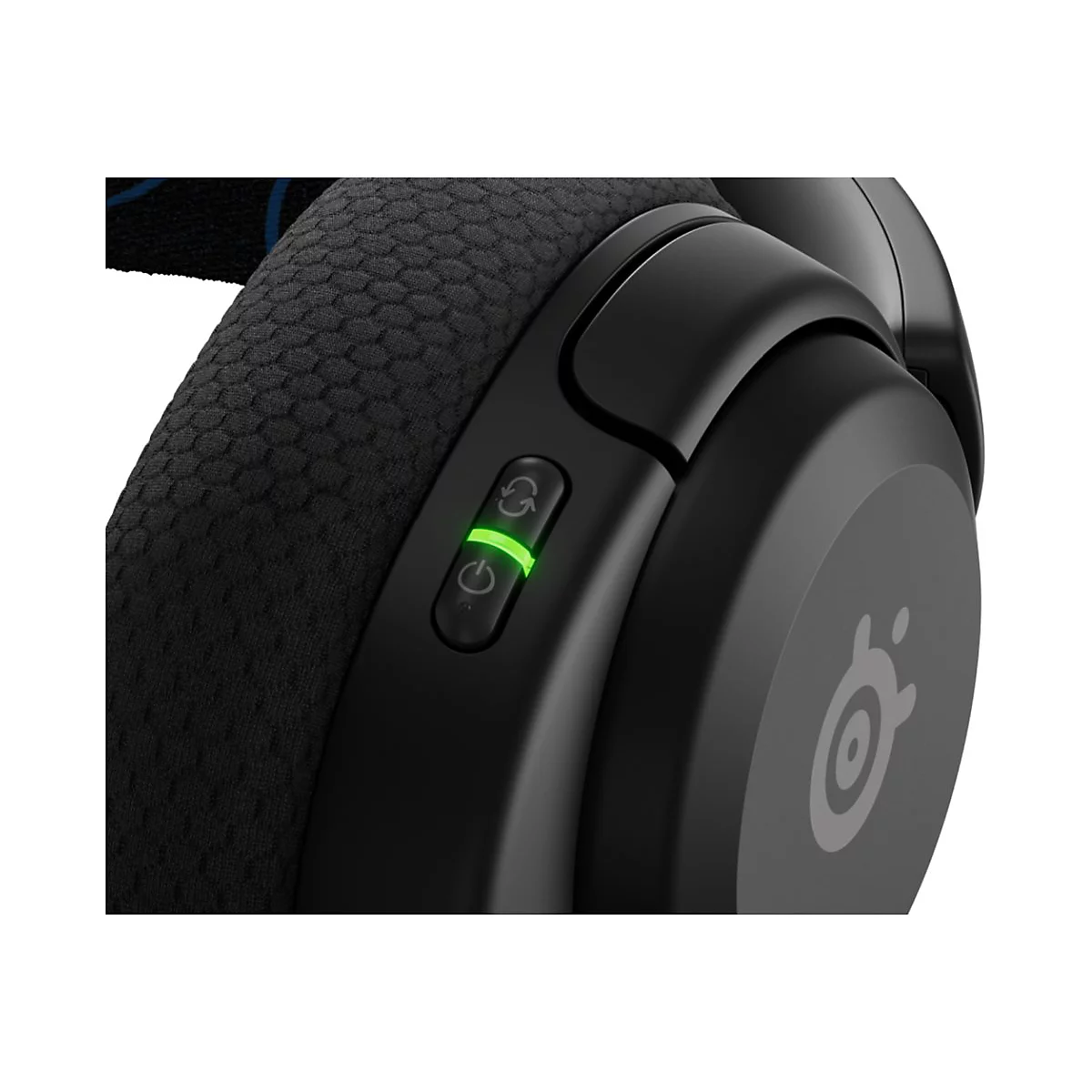 Detailaufnahme eines schwarzen Gaming-Headsets mit einem beleuchteten Power-Knopf. Das SteelSeries Logo ist ebenfalls zu sehen.