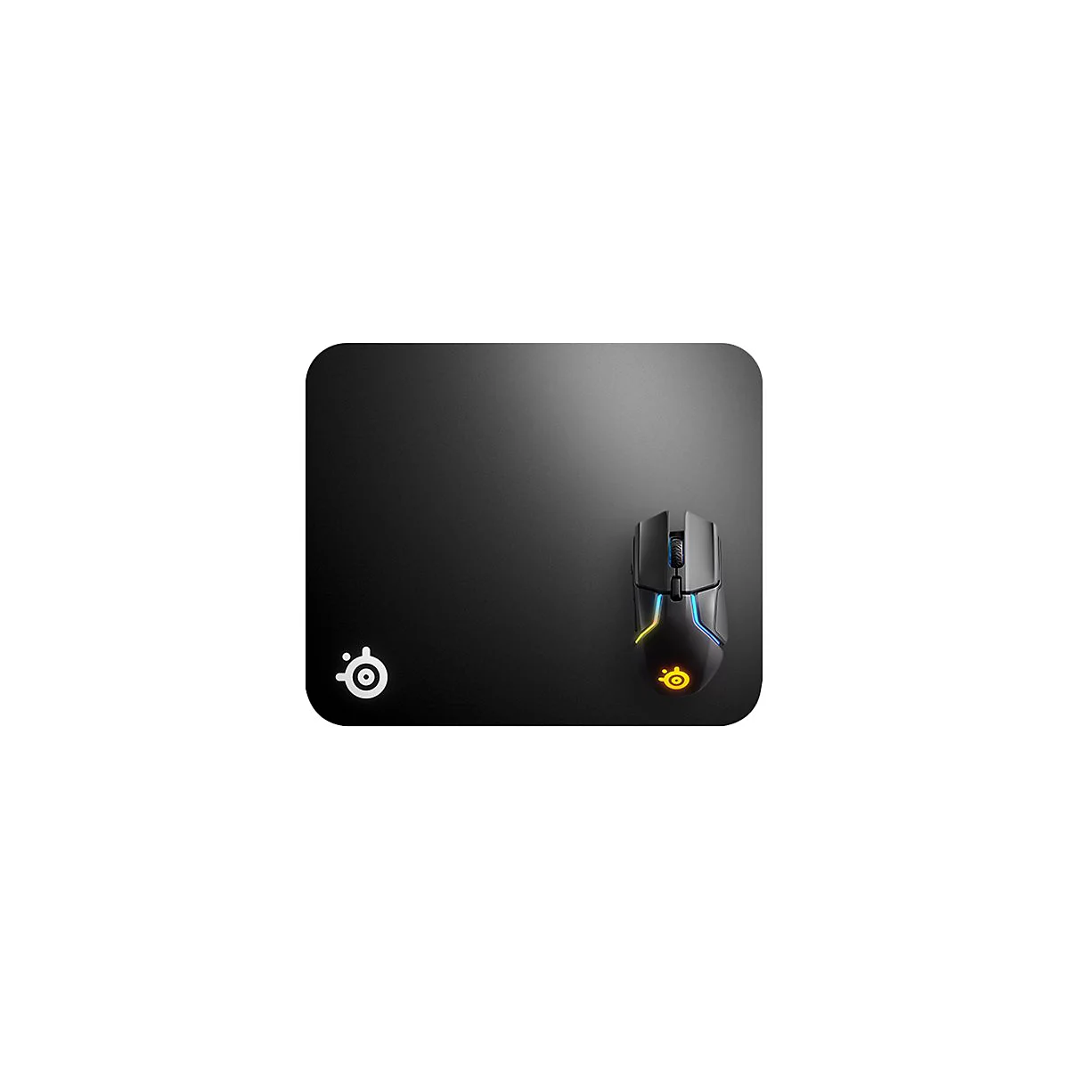 Schwarzes Mauspad mit abgerundeten Ecken und SteelSeries Logo. Darauf eine schwarze Gaming-Maus mit RGB-Beleuchtung.