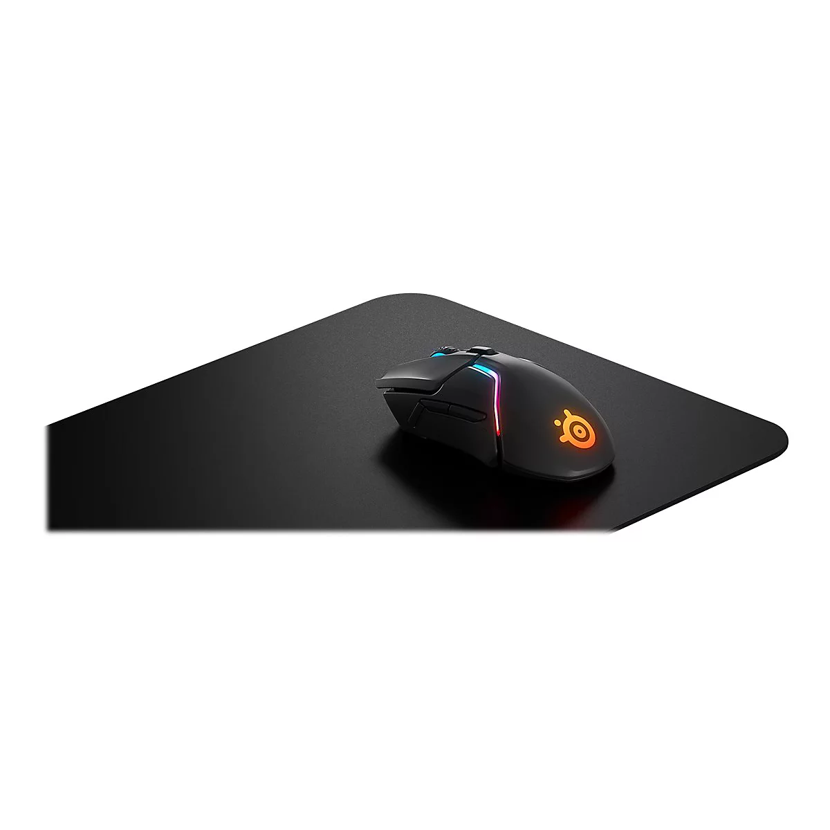 Schwarze Gaming-Maus auf einem schwarzen Mauspad. Maus mit farbiger Beleuchtung und Markenlogo.