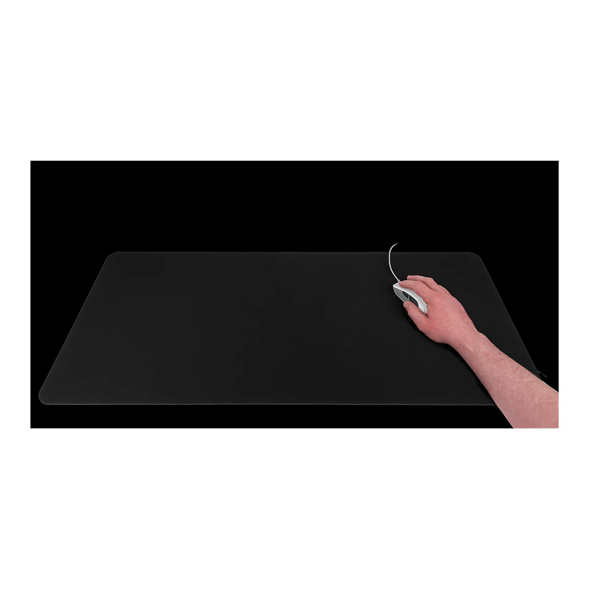 Eine Hand mit Maus auf einem groÃŸen, schwarzen Mousepad. Schwarzer Hintergrund.