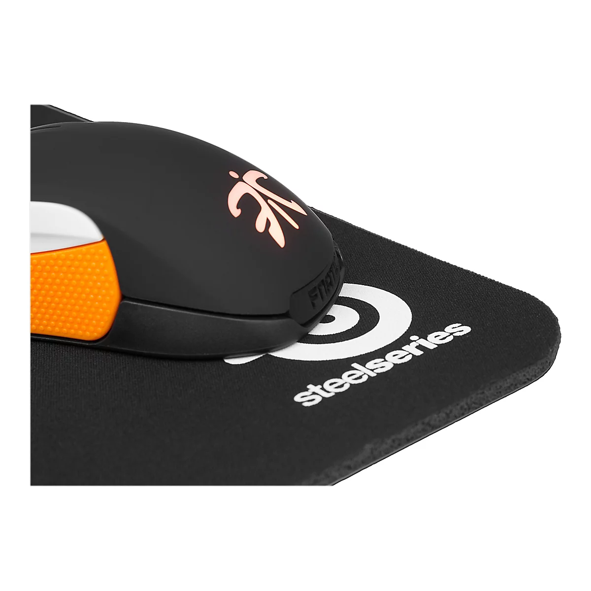 Schwarze Gaming-Maus auf schwarzem Mauspad mit weiÃŸem steelseries Schriftzug.