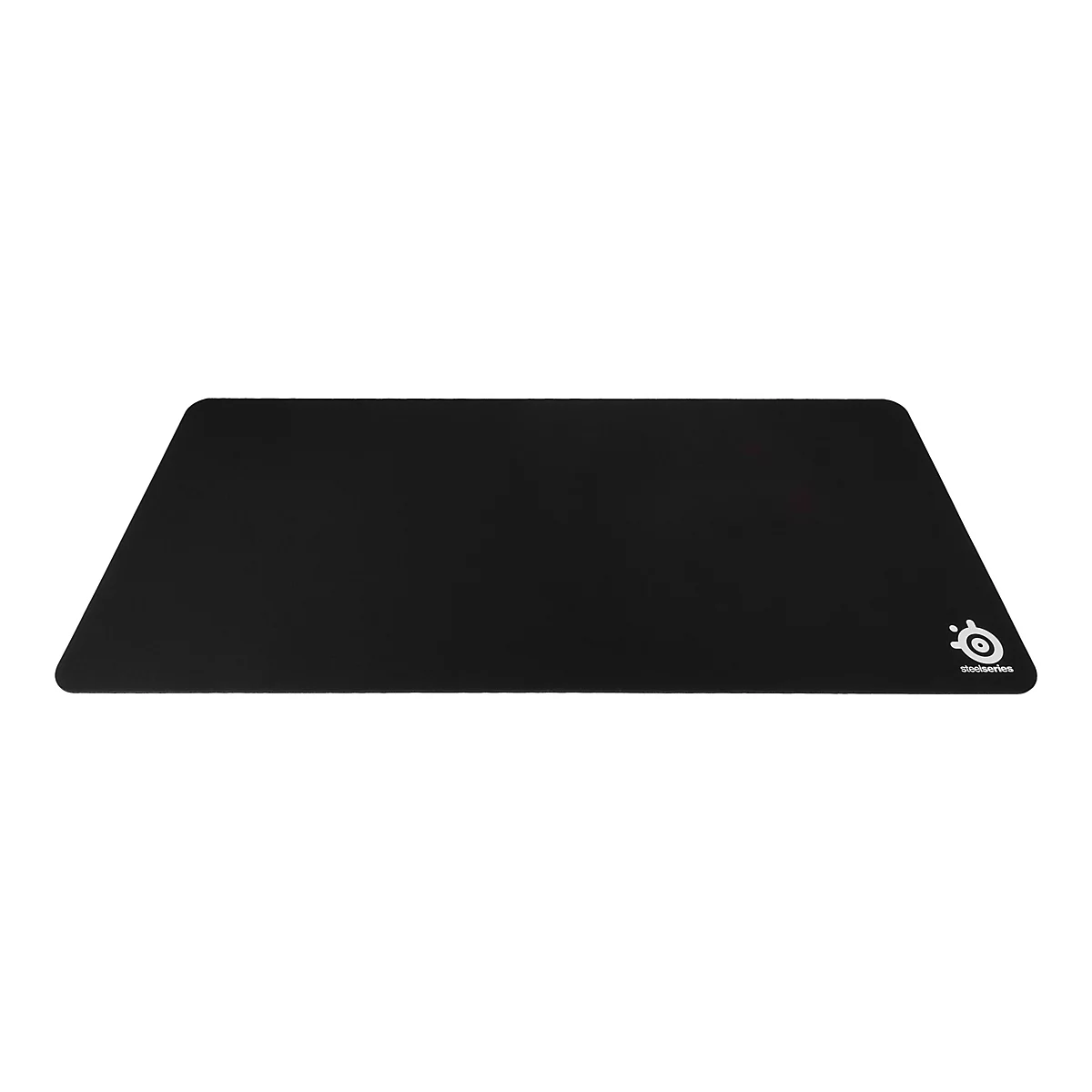 Ein schwarzes rechteckiges Mauspad mit weiÃŸem Logo in der rechten Ecke.