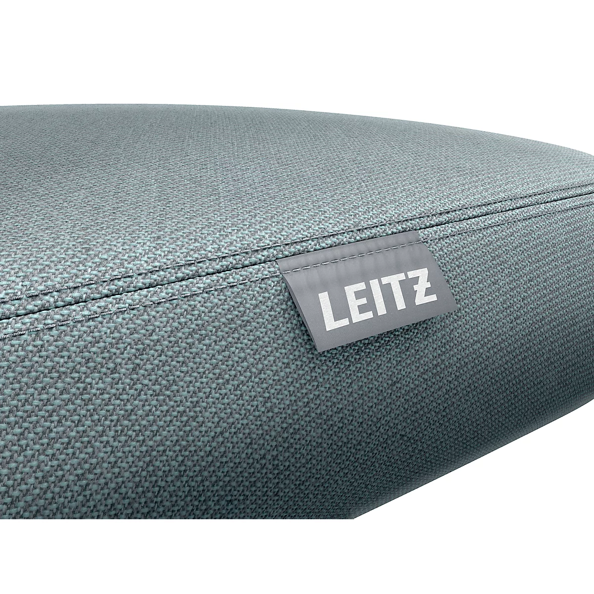 Nahaufnahme des Leitz-Logos auf grauem Stoff. Der Stoff hat eine feine Struktur und ist mit einer Naht versehen.