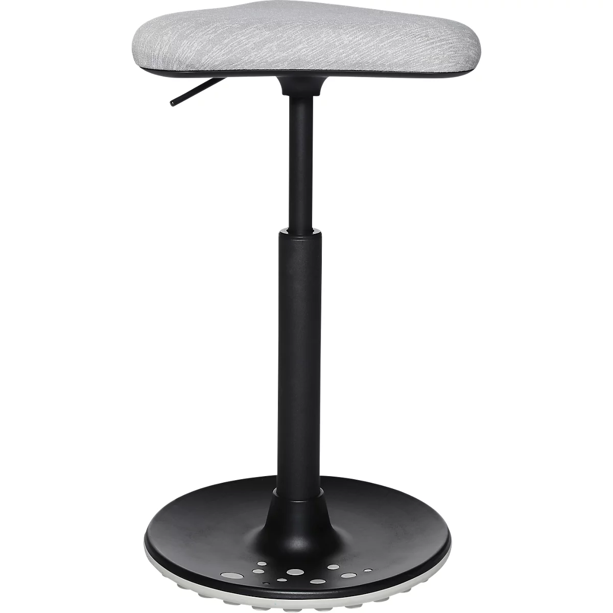 Ein ergonomischer Stehhocker mit grau gepolstertem Sitz, schwarzer Säule und rundem Fuss.