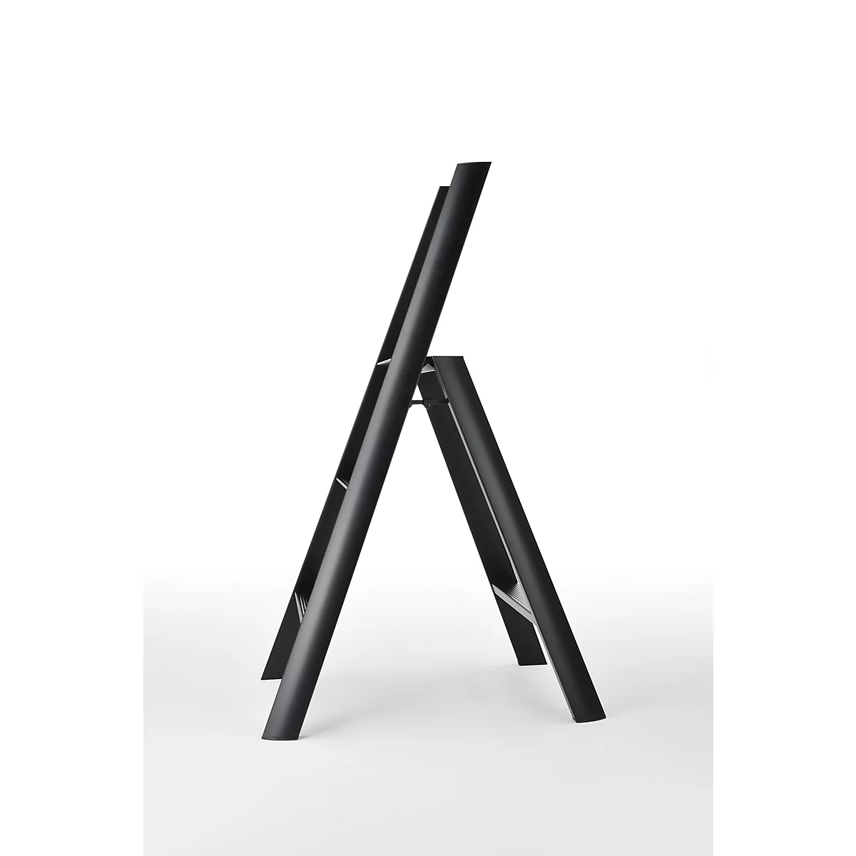 Schwarze, freistehende Leiter vor weissem Hintergrund. Die Leiter ist leicht angewinkelt, um sich zu lehnen.