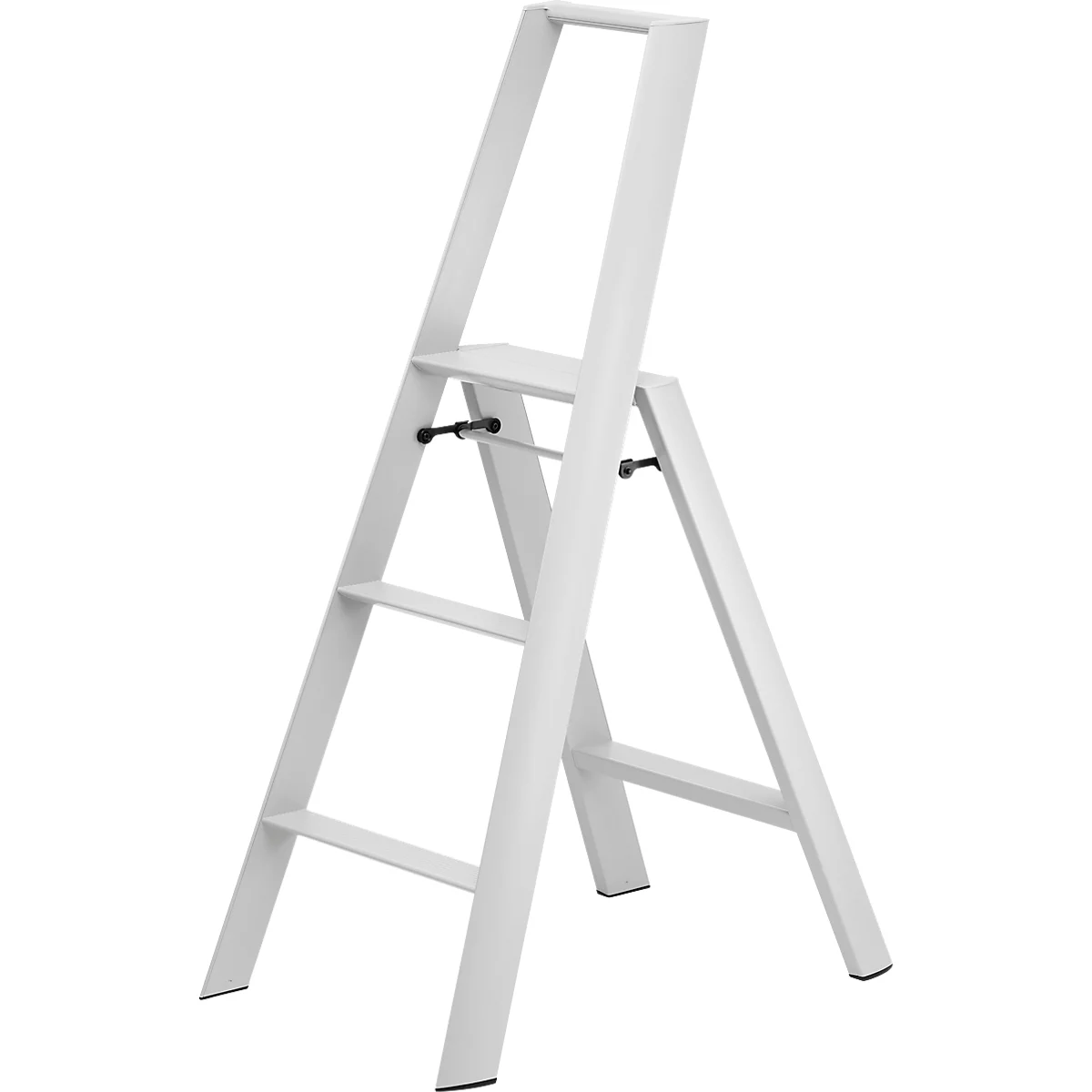 Eine weisse Trittleiter mit drei Stufen und einem Handgriff, vor weissem Hintergrund. Schwarze Scharniere.