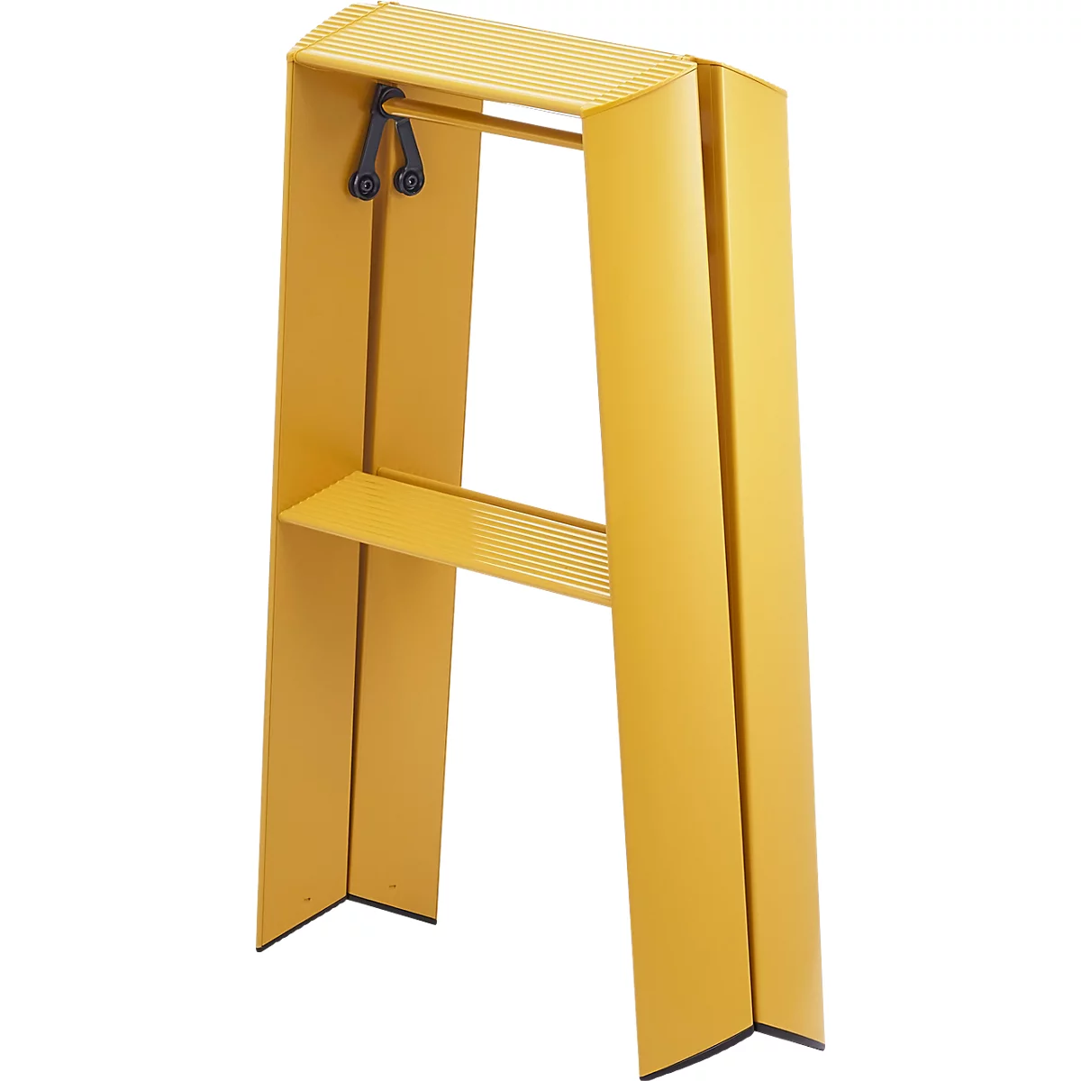 Gelbe, zusammenklappbare Stehleiter aus Metall mit Ablage und Kleiderstange.