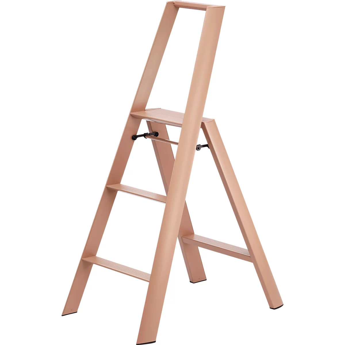 Eine zweistufige Stehleiter in hellem Rosé. Aufrechtes Gestell mit zwei Sprossen und Handlauf, schwarze Gelenke.