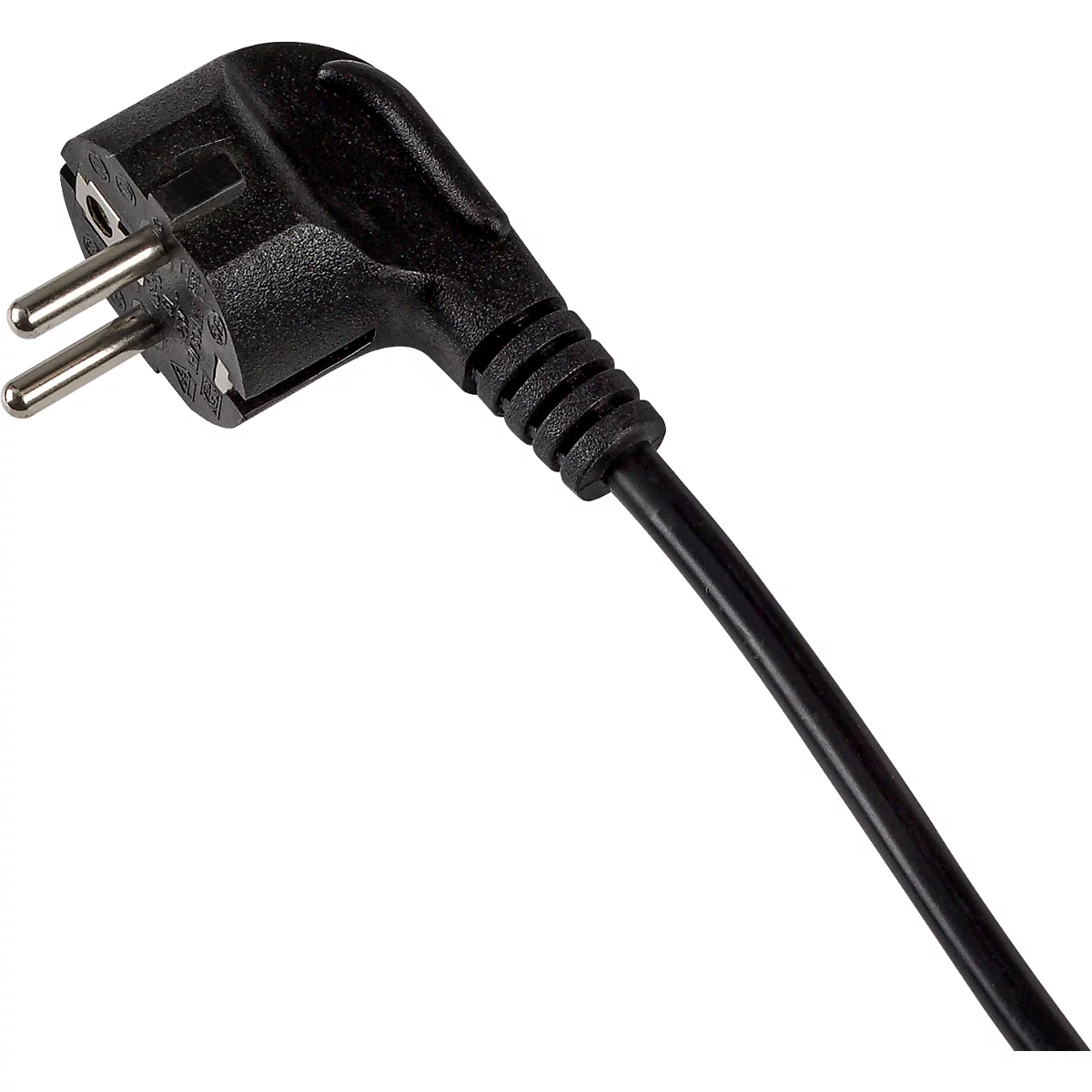 Nahaufnahme eines schwarzen Steckers. Zwei Metallstifte ragen aus dem Stecker, ein Kabel verläuft nach rechts.