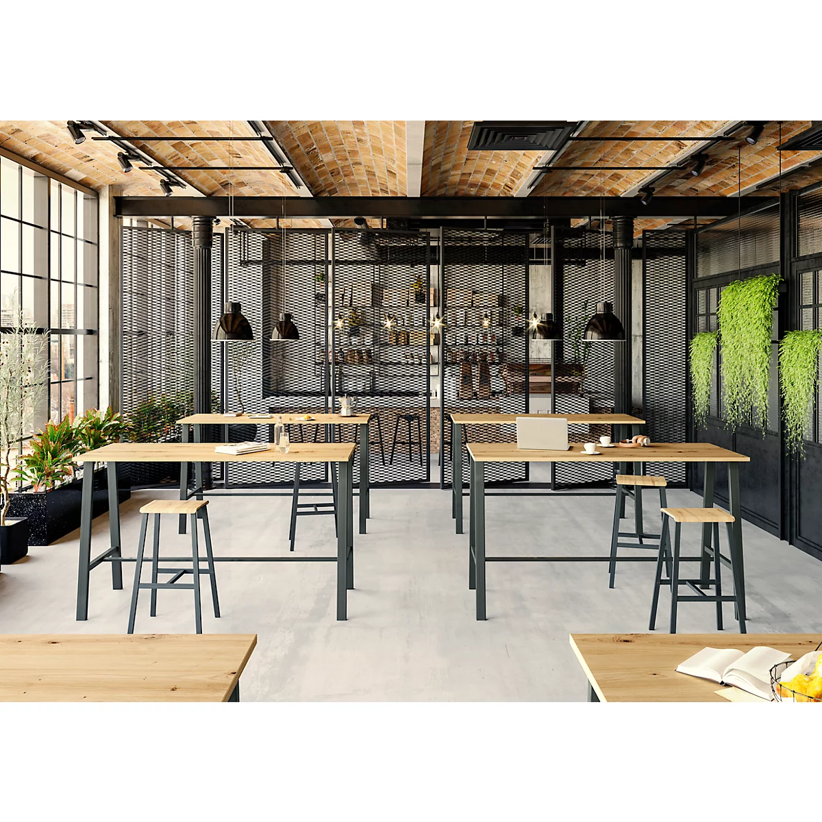 Moderne Büro- oder Cafélandschaft mit hohen Holztischen und Barhockern in einem industriellen Loft-Ambiente.