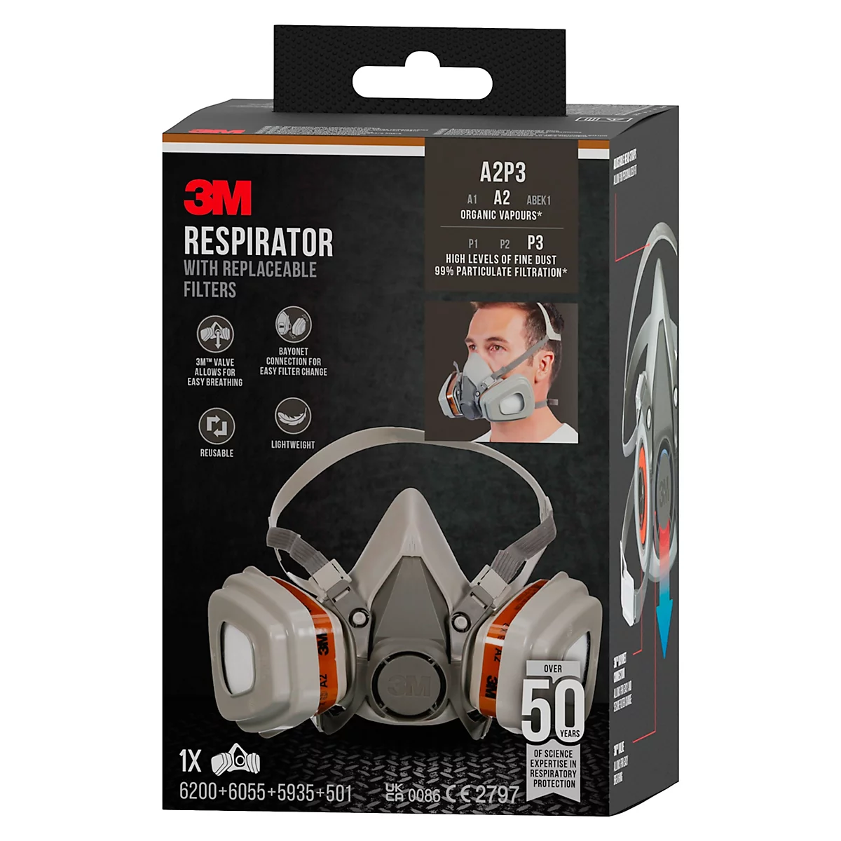 Zwarte productverpakking met tekst in meerdere talen. Een gat aan de bovenkant om op te hangen.