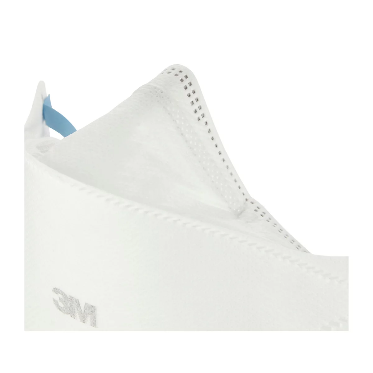 Man draagt een wit ademhalingsmasker. Het masker bedekt zijn neus en mond. Een dunne blauwe band houdt het masker op zijn plaats.