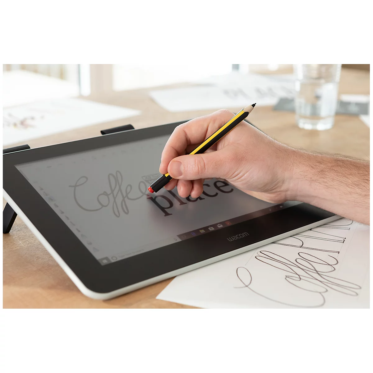 Stylus pen STAEDTLER Noris® Digital Jumbo, voor EMR-compatibele terminals, verwisselbare punt, 4096 drukniveaus, handpalmherkenning, digitale gum, driehoekig, duurzaam materiaal op houtbasis, zwart-geel