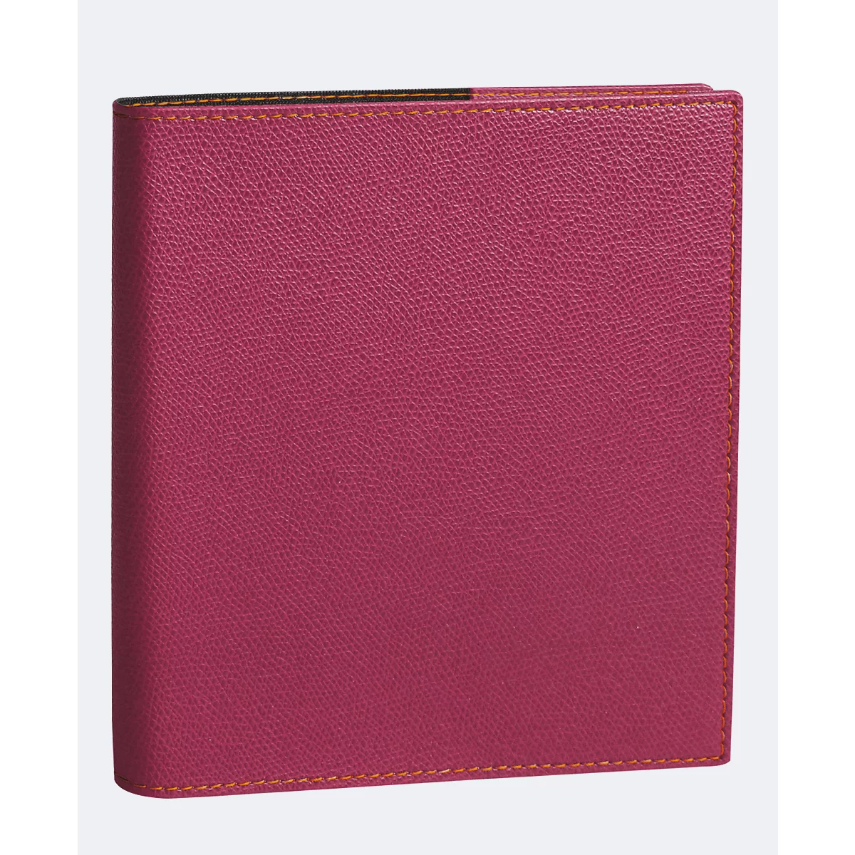 Livre en cuir bordeaux fermé, bordé de coutures marron clair.