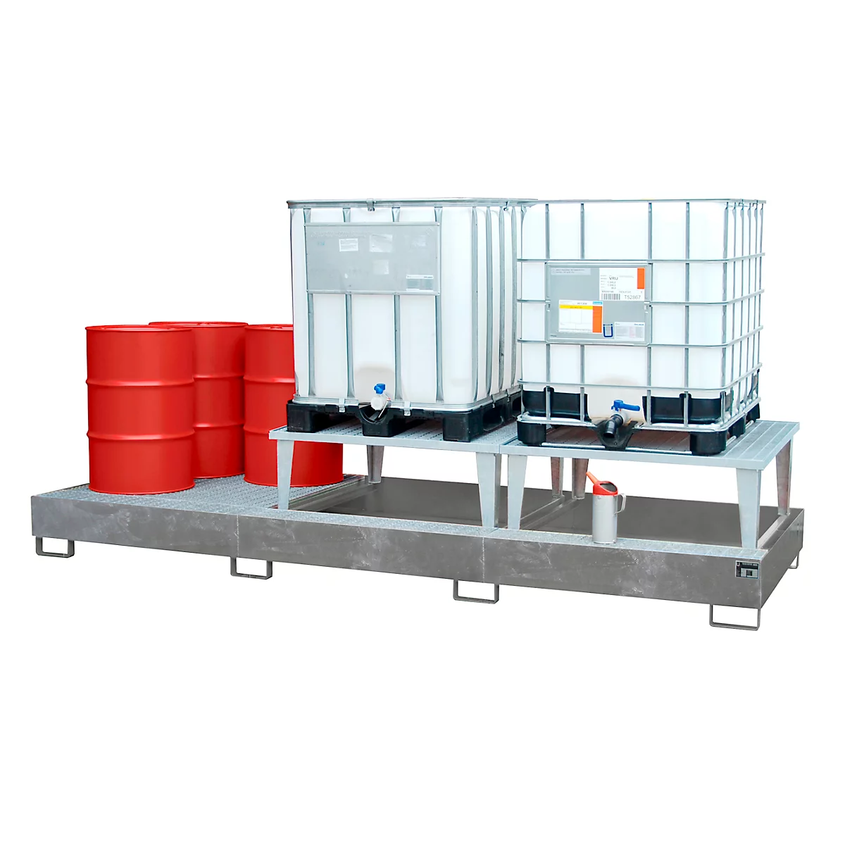 Gray spill containment with red barrels and white IBC containers. Elevated and against a white background.