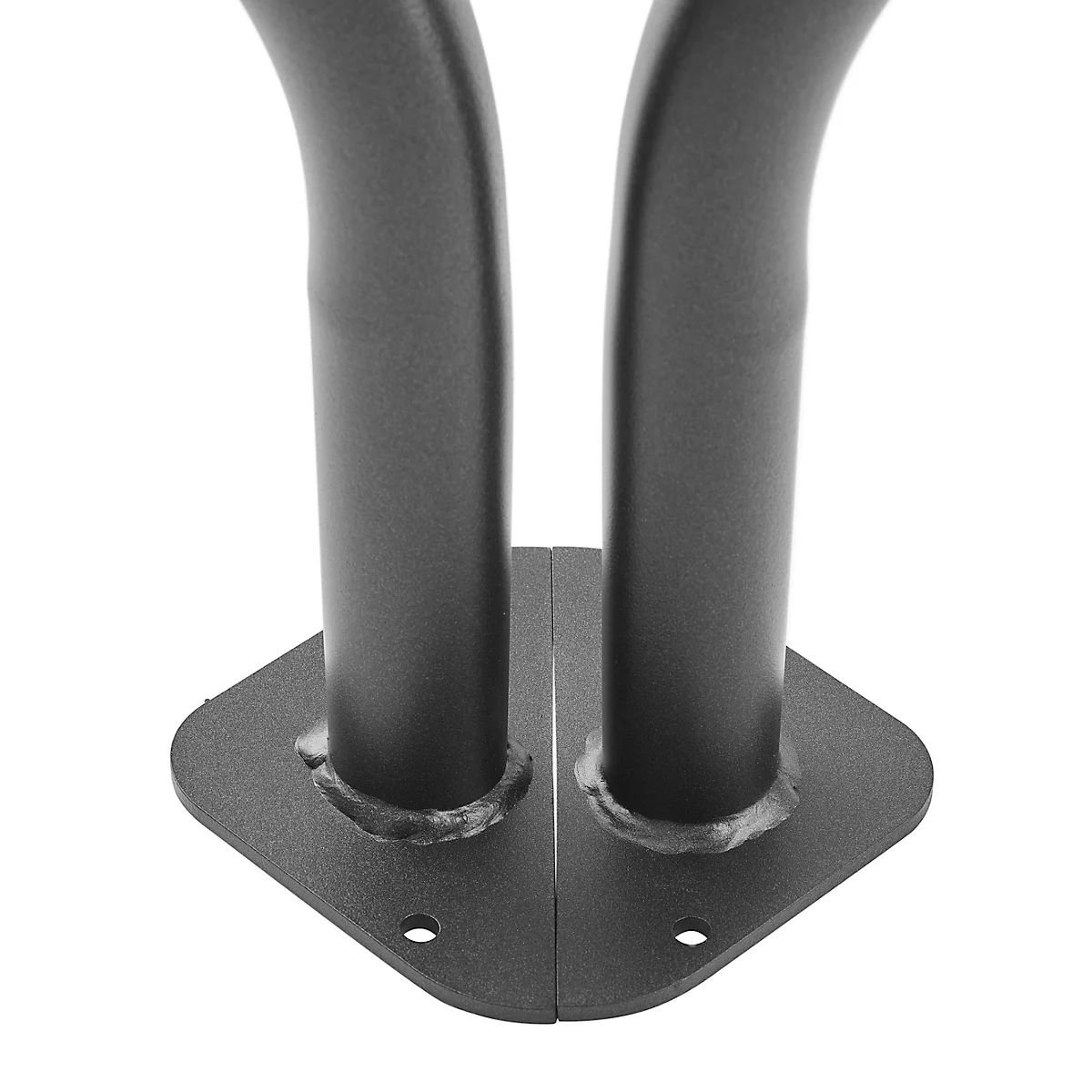 Deux tubes métalliques sombres avec des pieds rectangulaires joints par une soudure. Des trous pour vis sont visibles sur les pieds.