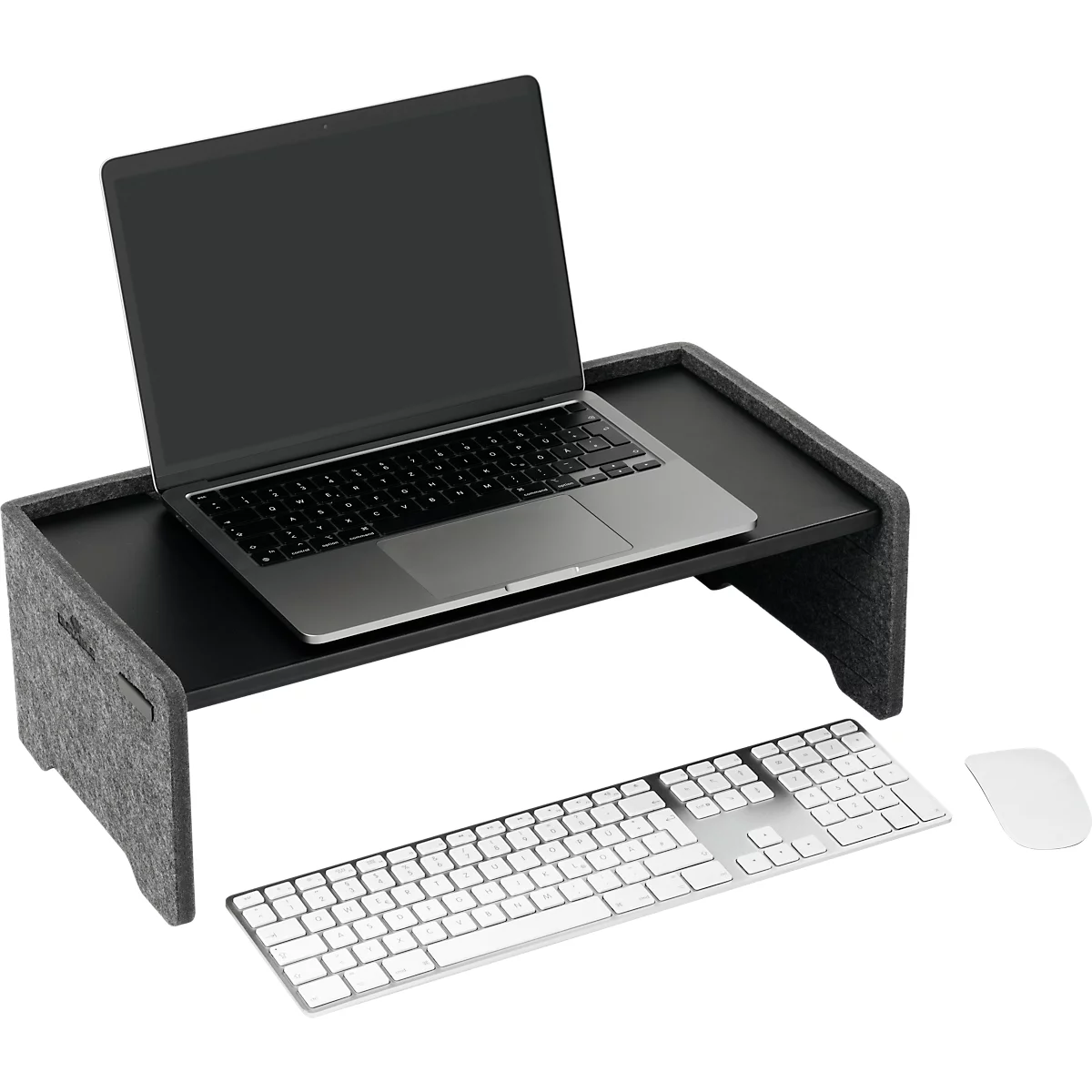 Ordinateur portable noir sur un support d'ordinateur portable en feutre gris. Un clavier et une souris sont à côté.