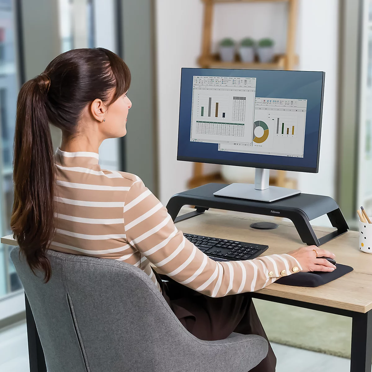 Support d'écran Fellowes Hana™ LT, pour 1 écran jusqu'à 22,6 kg, réglable en hauteur sur 3 positions, avec espace de rangement, L 560 x P 222 x H 102 mm, noir