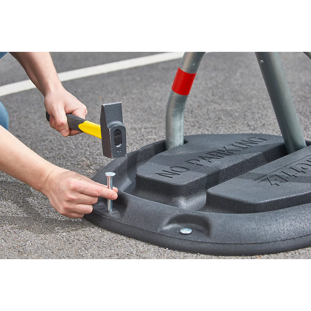 Support de parking Mottez avec socle en caoutchouc, serrure à cylindre européen, L 680 x P 720 x H 400 mm