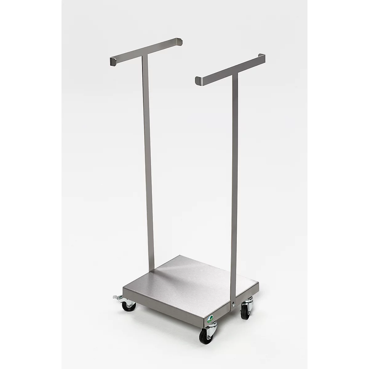 Chariot en acier inoxydable avec deux barres verticales se terminant en forme de T en haut, reposant sur une base plate avec quatre roues.