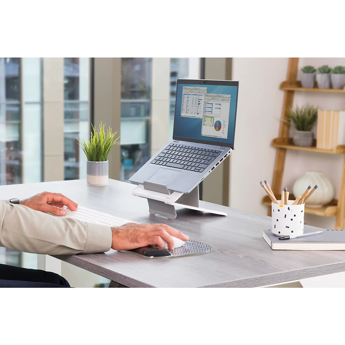 Support pour ordinateur portable Fellowes Breyta™, pour 1 ordinateur portable jusqu'à 15' &amp; jusqu'à 5 kg, réglable en hauteur, pliable, L 235 x P 268 x H 14 mm, 100 % plastique recyclé, blanc