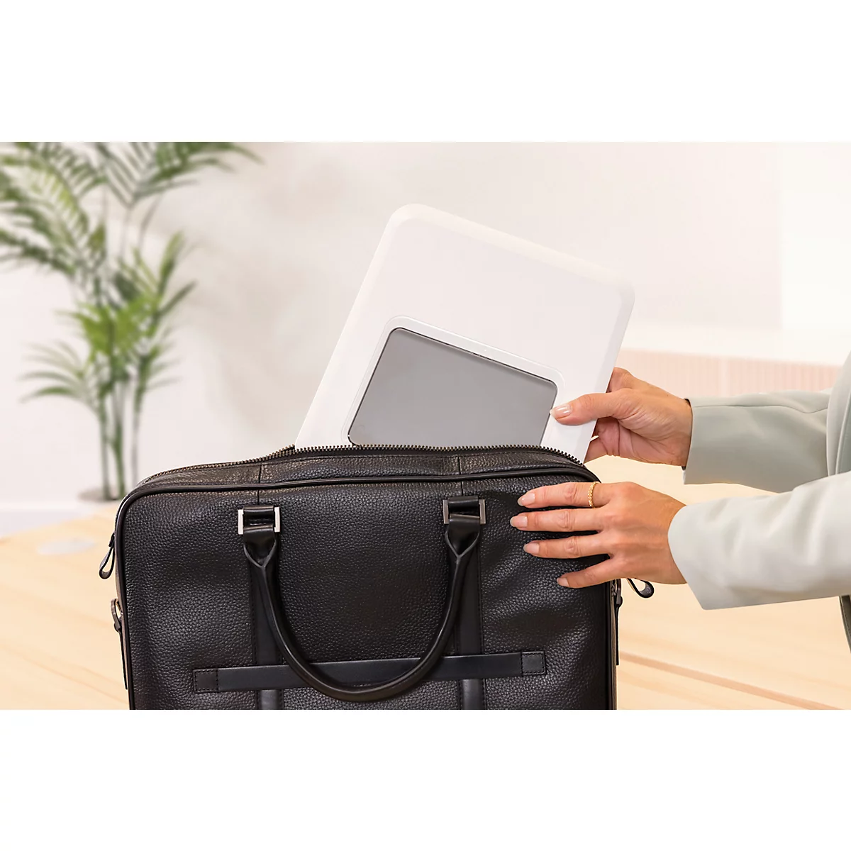Support pour ordinateur portable Fellowes Breyta™, pour 1 ordinateur portable jusqu'à 15' &amp; jusqu'à 5 kg, réglable en hauteur, pliable, L 235 x P 268 x H 14 mm, 100 % plastique recyclé, blanc