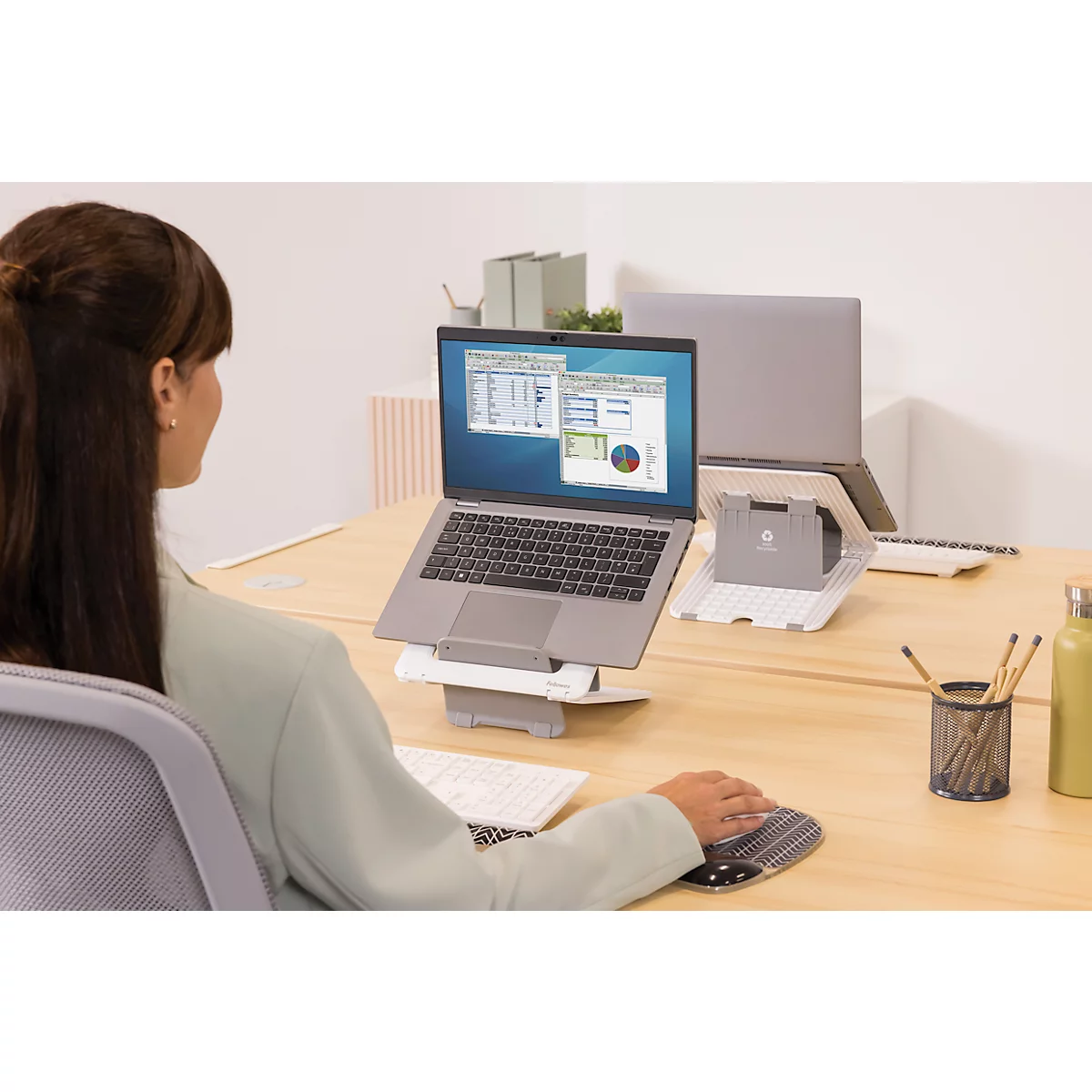 Support pour ordinateur portable Fellowes Breyta™, pour 1 ordinateur portable jusqu'à 15' &amp; jusqu'à 5 kg, réglable en hauteur, pliable, L 235 x P 268 x H 14 mm, 100 % plastique recyclé, blanc