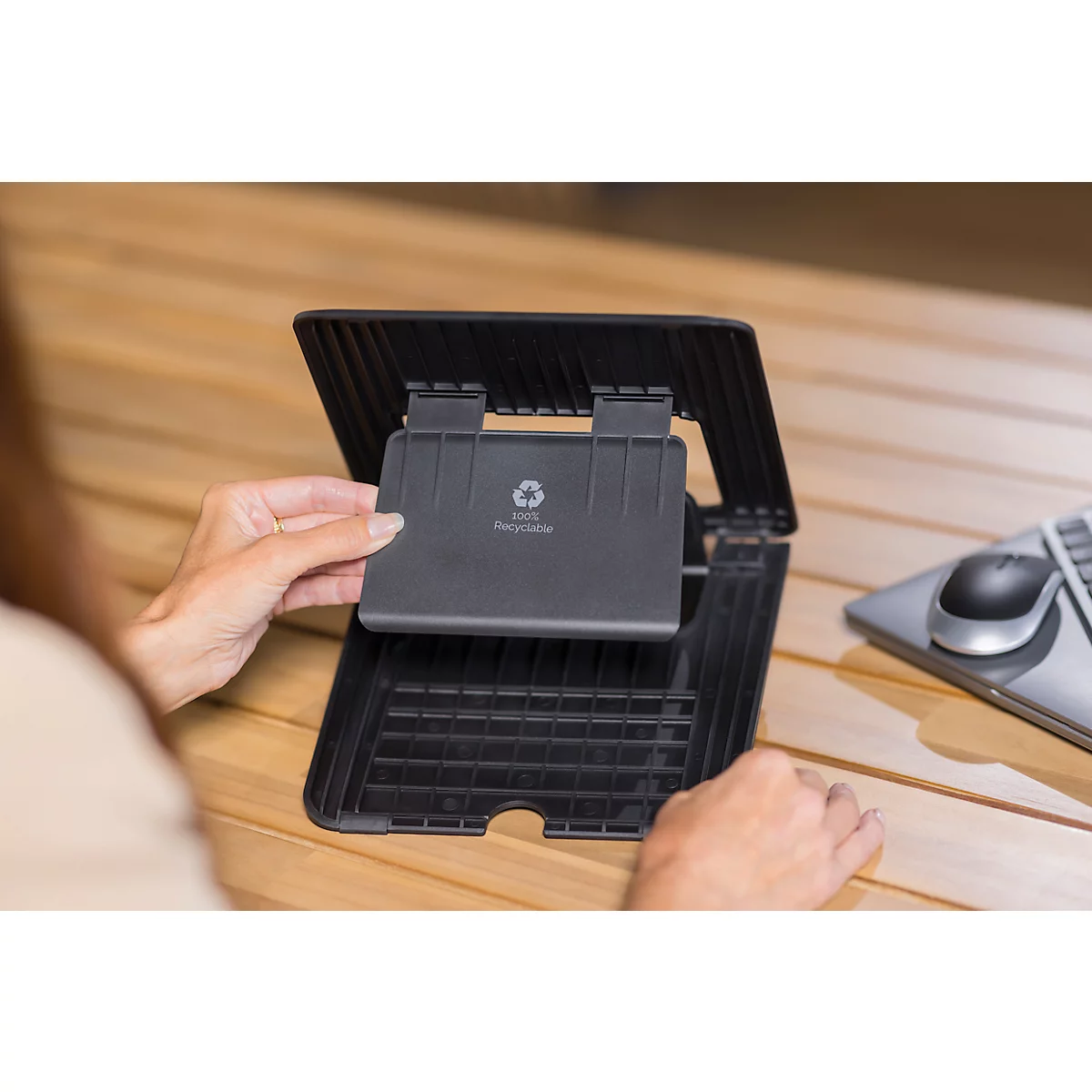 Support pour ordinateur portable Fellowes Breyta™, pour 1 ordinateur portable jusqu'à 15" &amp; jusqu'à 5 kg, réglable en hauteur, pliable, L 235 x P 268 x H 14 mm, 100 % plastique recyclé, noir