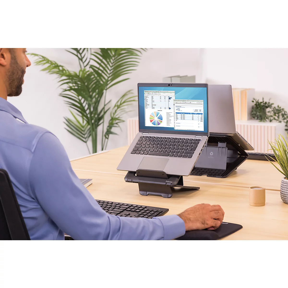 Support pour ordinateur portable Fellowes Breyta™, pour 1 ordinateur portable jusqu'à 15" &amp; jusqu'à 5 kg, réglable en hauteur, pliable, L 235 x P 268 x H 14 mm, 100 % plastique recyclé, noir