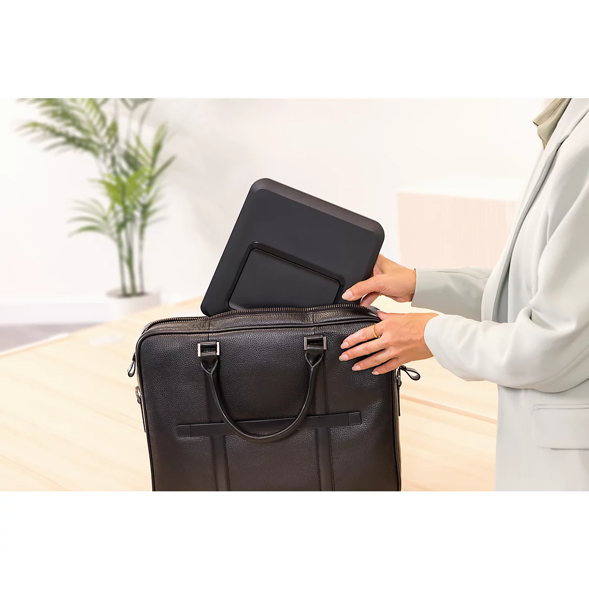 Support pour ordinateur portable Fellowes Breyta™, pour 1 ordinateur portable jusqu'à 15" &amp; jusqu'à 5 kg, réglable en hauteur, pliable, L 235 x P 268 x H 14 mm, 100 % plastique recyclé, noir