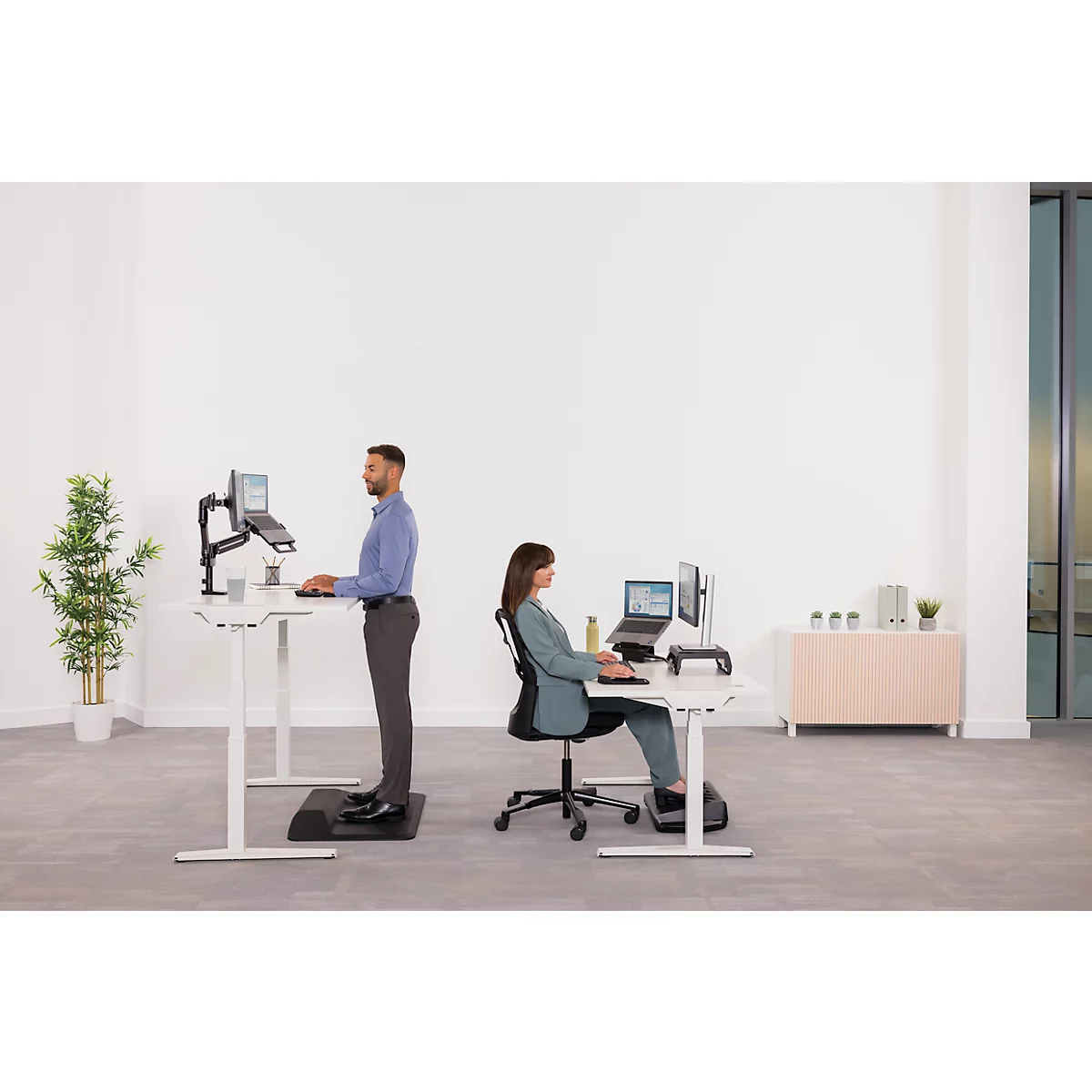 Support pour ordinateur portable Fellowes Breyta™, pour 1 ordinateur portable jusqu'à 15" &amp; jusqu'à 5 kg, réglable en hauteur, pliable, L 235 x P 268 x H 14 mm, 100 % plastique recyclé, noir