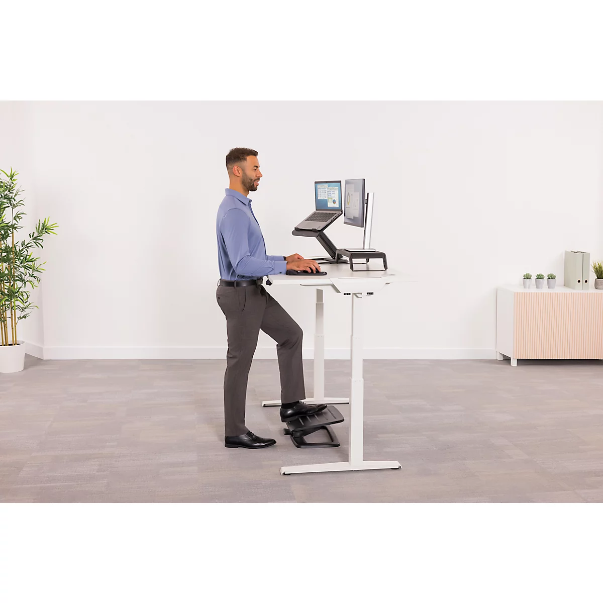 Support pour ordinateur portable Fellowes Breyta™, pour 1 ordinateur portable jusqu'à 15" &amp; jusqu'à 5 kg, réglable en hauteur, pliable, L 235 x P 268 x H 14 mm, 100 % plastique recyclé, noir