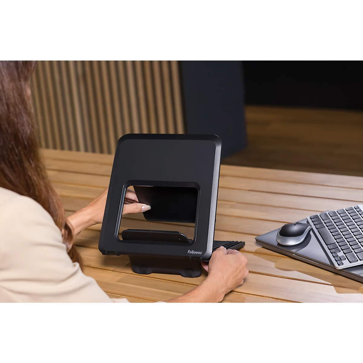 Support pour ordinateur portable Fellowes Breyta™, pour 1 ordinateur portable jusqu'à 15" &amp; jusqu'à 5 kg, réglable en hauteur, pliable, L 235 x P 268 x H 14 mm, 100 % plastique recyclé, noir