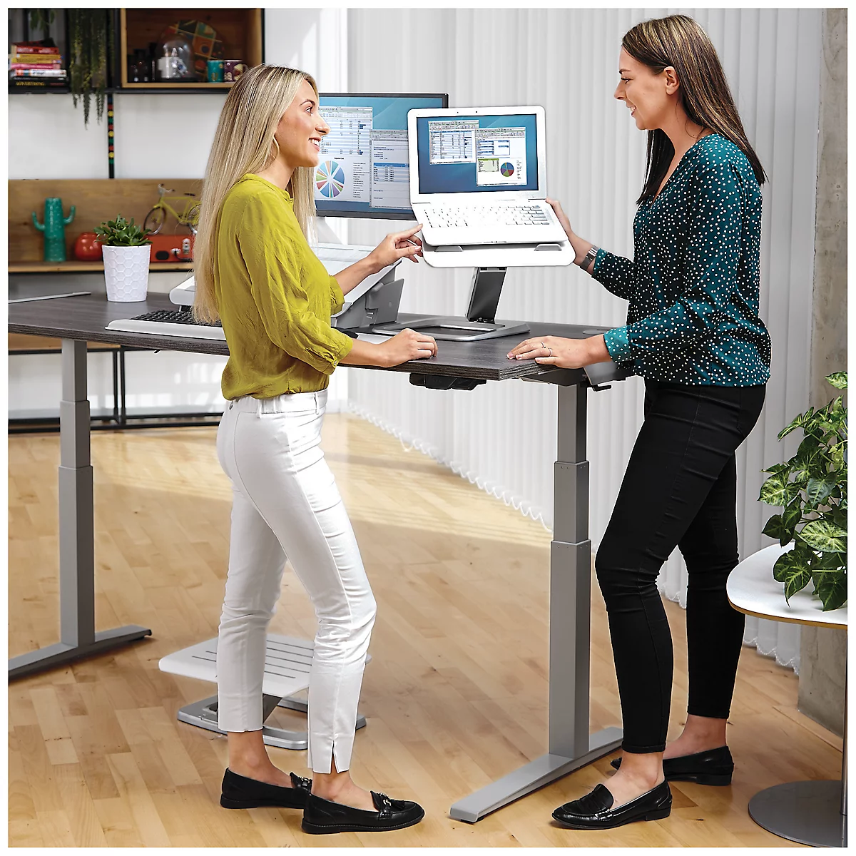 Support pour ordinateur portable Fellowes Hana™, jusqu'à 17 pouces et 4,5 kg, réglable en angle et en hauteur, orientable à 90°, ports USB, blanc