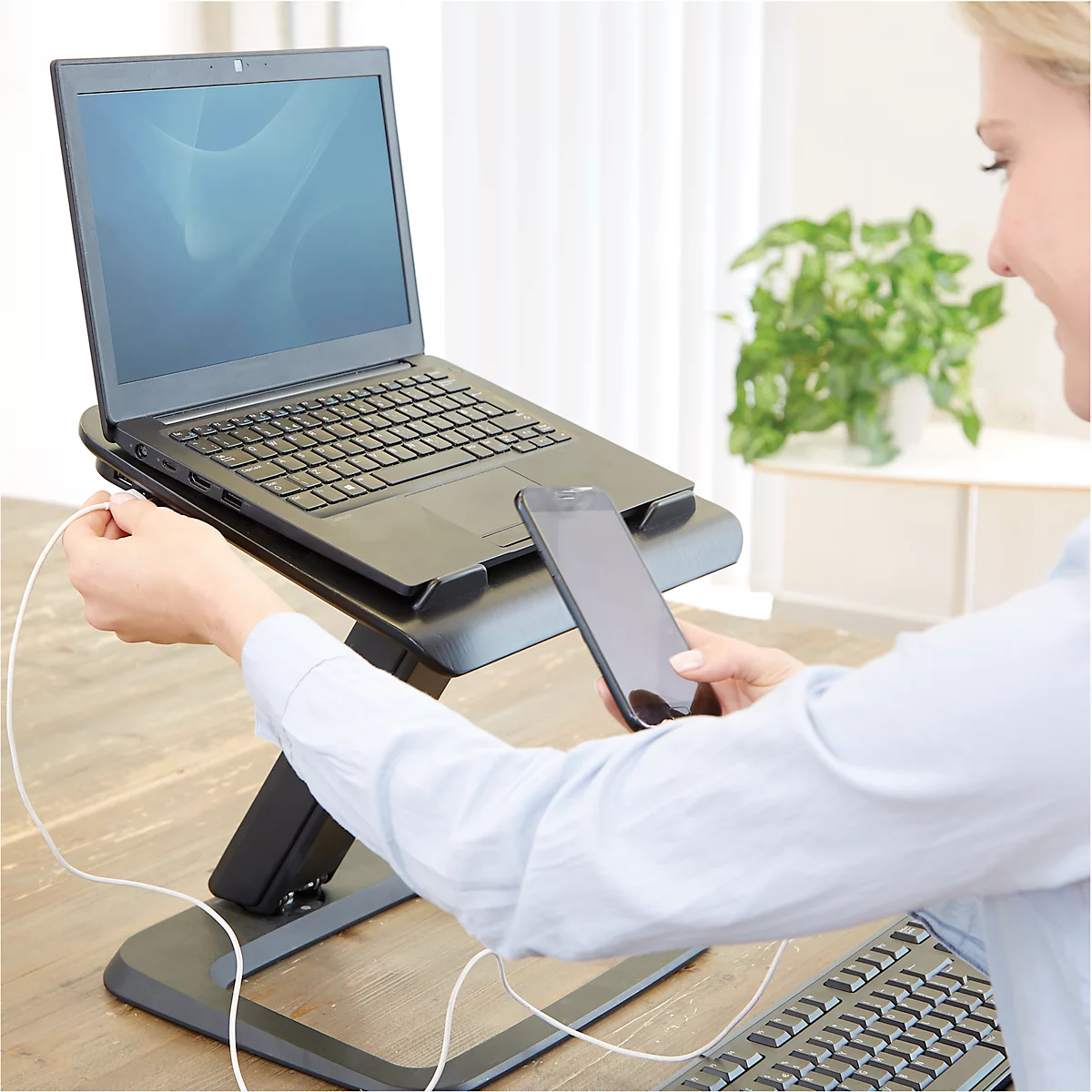 Support pour ordinateur portable Fellowes Hana™, jusqu'à 17 pouces et 4,5 kg, réglable en angle et en hauteur, orientable à 90°, ports USB, noir