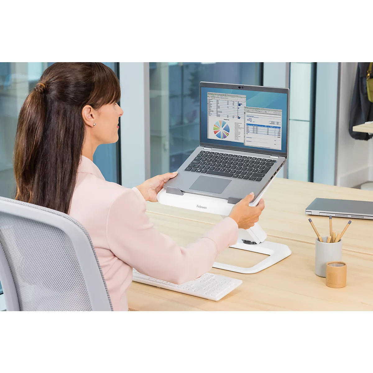 Support pour ordinateur portable Fellowes Hana™ LT, pour 1 ordinateur portable jusqu'à 19" &amp; jusqu'à 4,5 kg, réglable en hauteur/rotatif, gestion des câbles, L 342 x P 396 x H 102 mm, blanc