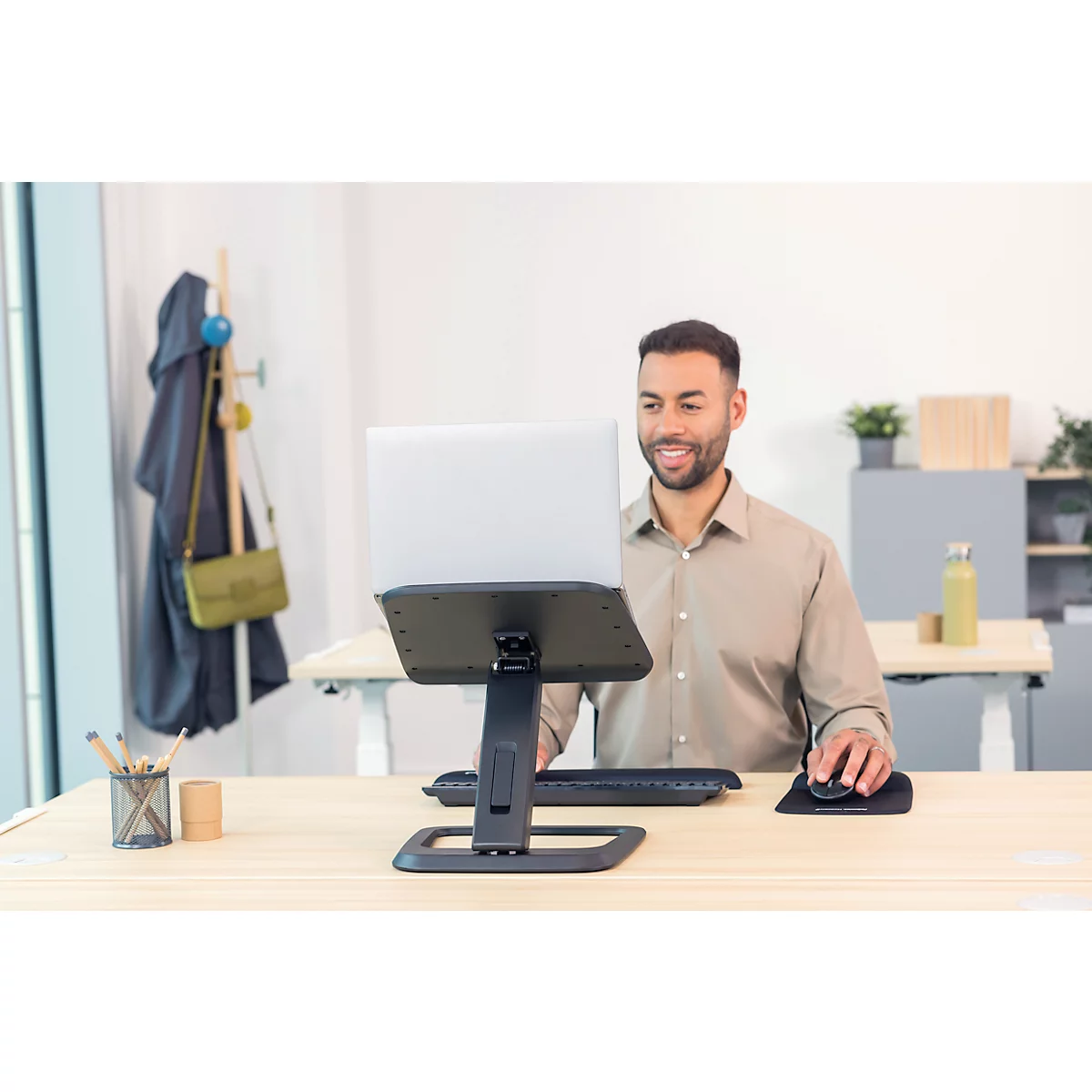Support pour ordinateur portable Fellowes Hana™ LT, pour 1 ordinateur portable jusqu'à 19' &amp; jusqu'à 4,5 kg, réglable en hauteur/rotatif, gestion des câbles, L 342 x P 396 x H 102 mm, noir