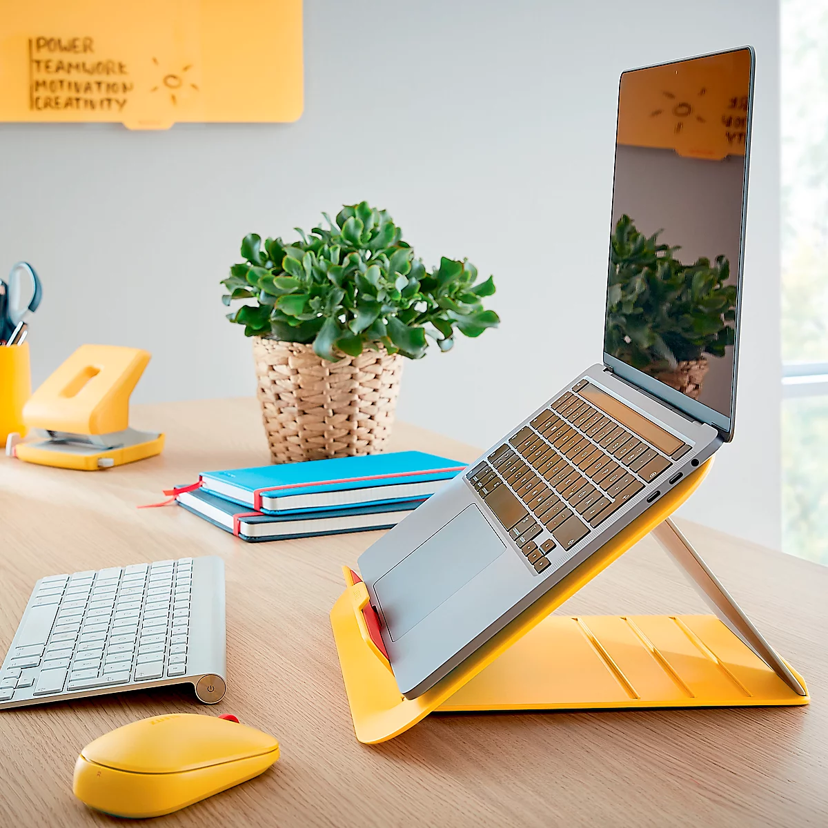 Support pour ordinateur portable Leitz Ergo Cosy, pour ordinateurs portables de 13' à 17', réglable en hauteur, pliable, L 312 x P 247 x H 50 mm, jaune