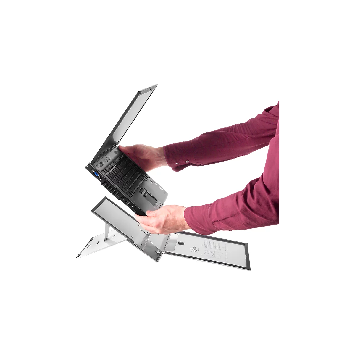 Mains tenant un ordinateur portable et un support d'ordinateur portable. L'ordinateur portable est ouvert, le support est déplié.