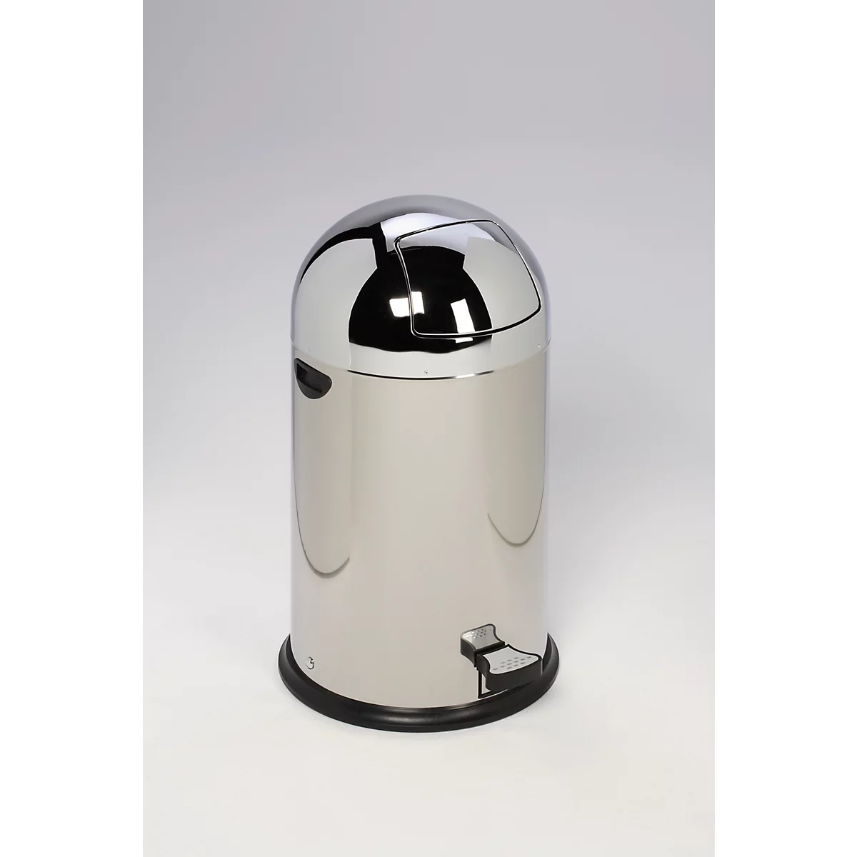 Poubelle à pédale en acier inoxydable, brillante, avec un couvercle rond et un pied noir. Le couvercle est légèrement ouvert.