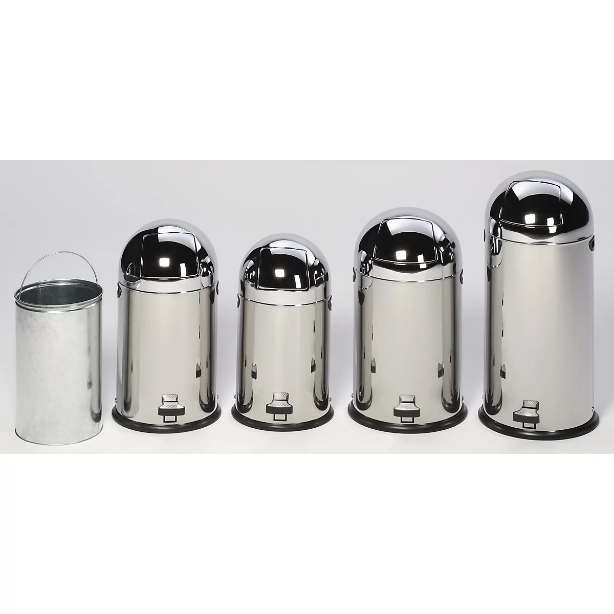 Cinq poubelles en métal de différentes tailles, sur fond clair. La dernière poubelle a une pédale.