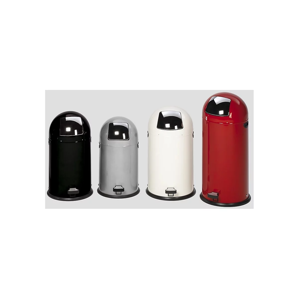 Quatre poubelles de différentes couleurs côte à côte : noir, gris, blanc et rouge, avec couvercles et pédales.