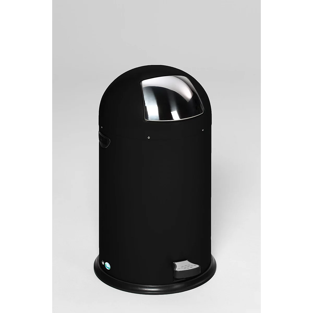 Poubelle noire avec une ouverture semi-circulaire, un dessus en métal et une pédale.