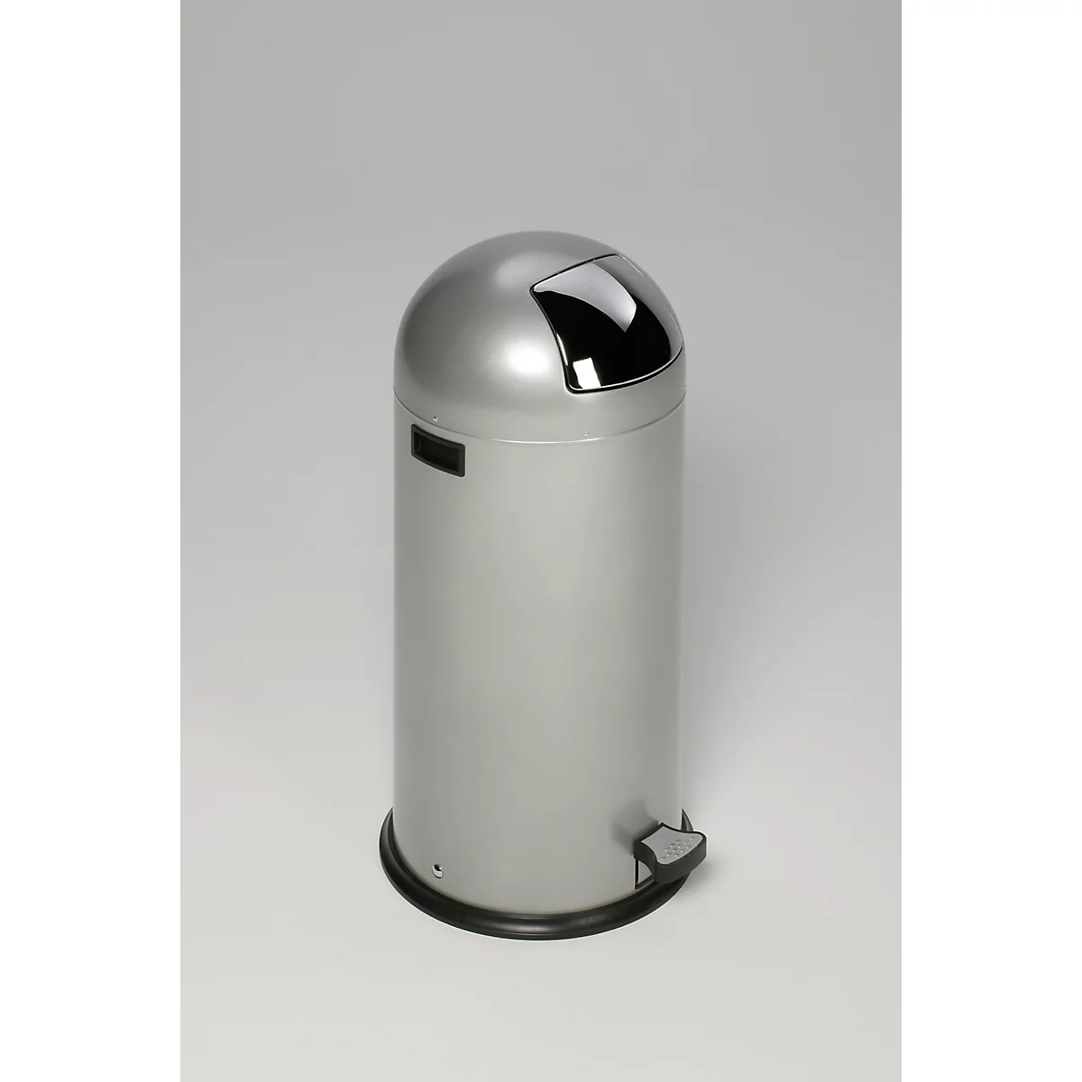 Poubelle argentée avec couvercle, marche et bord noir, sur fond neutre.