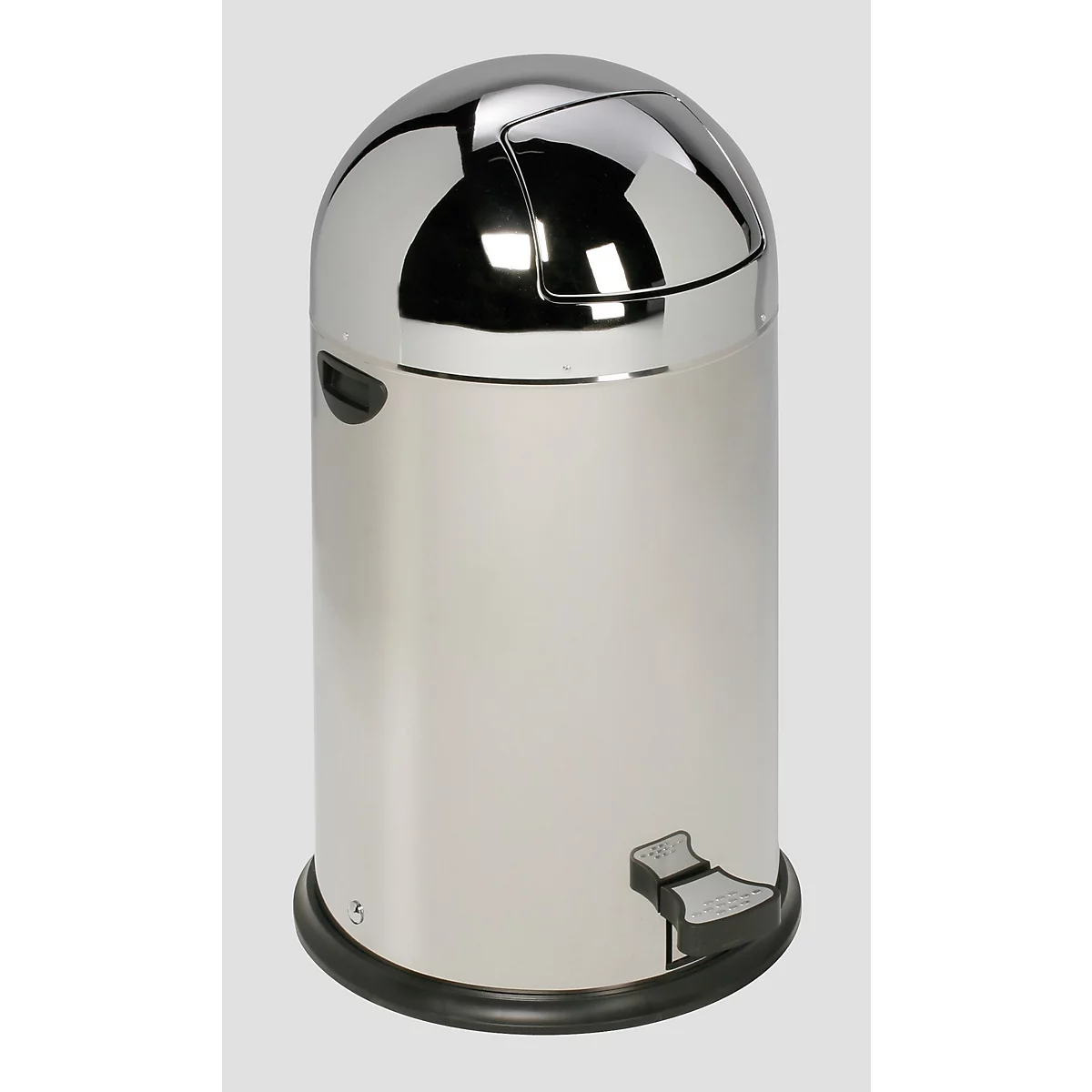 Poubelle à pédale en acier inoxydable, brillante, avec couvercle en dôme et pédale.