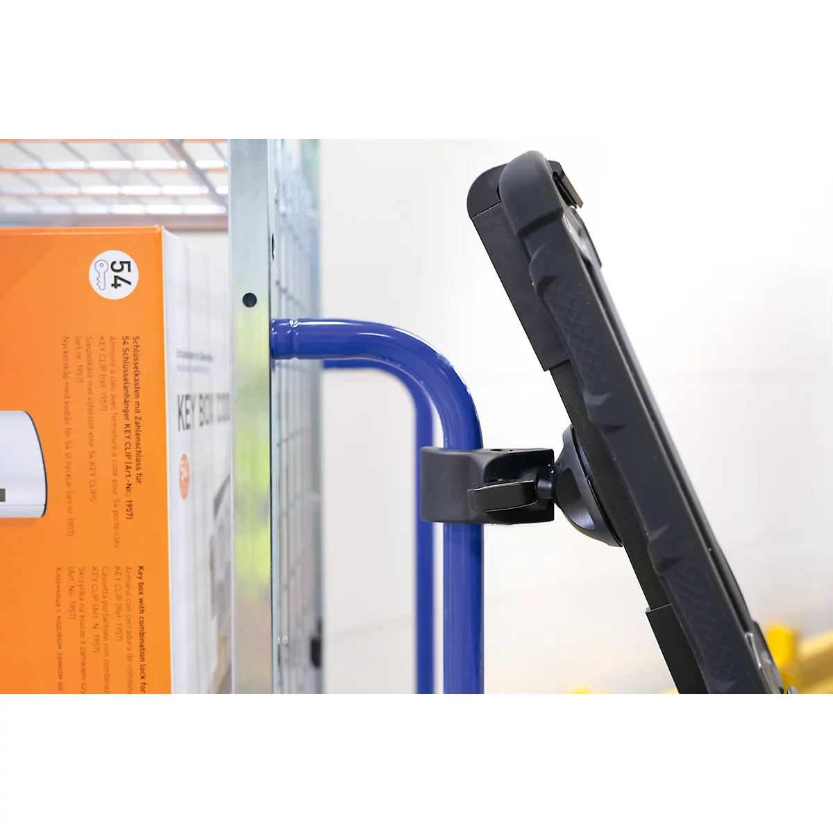 Support pour tablette Durable TOUGH CLAMP XL, pour 1 tablette de 7 à 13', montage sur étagères/tables, pivotant à 360°, inclinable/pivotant, avec pince, noir
