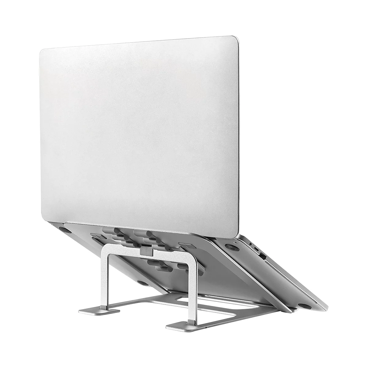 Un ordinateur portable argenté est posé sur un support d'ordinateur portable argenté. L'ordinateur portable est légèrement incliné.