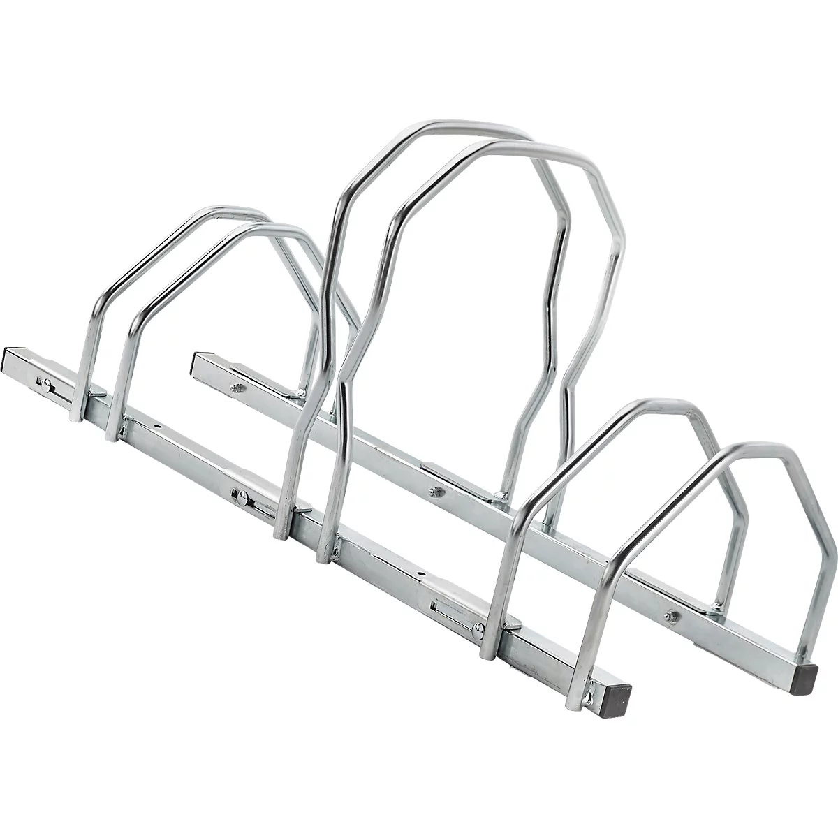 Porte-vélos en métal. Plusieurs supports en angle montés sur un rail.