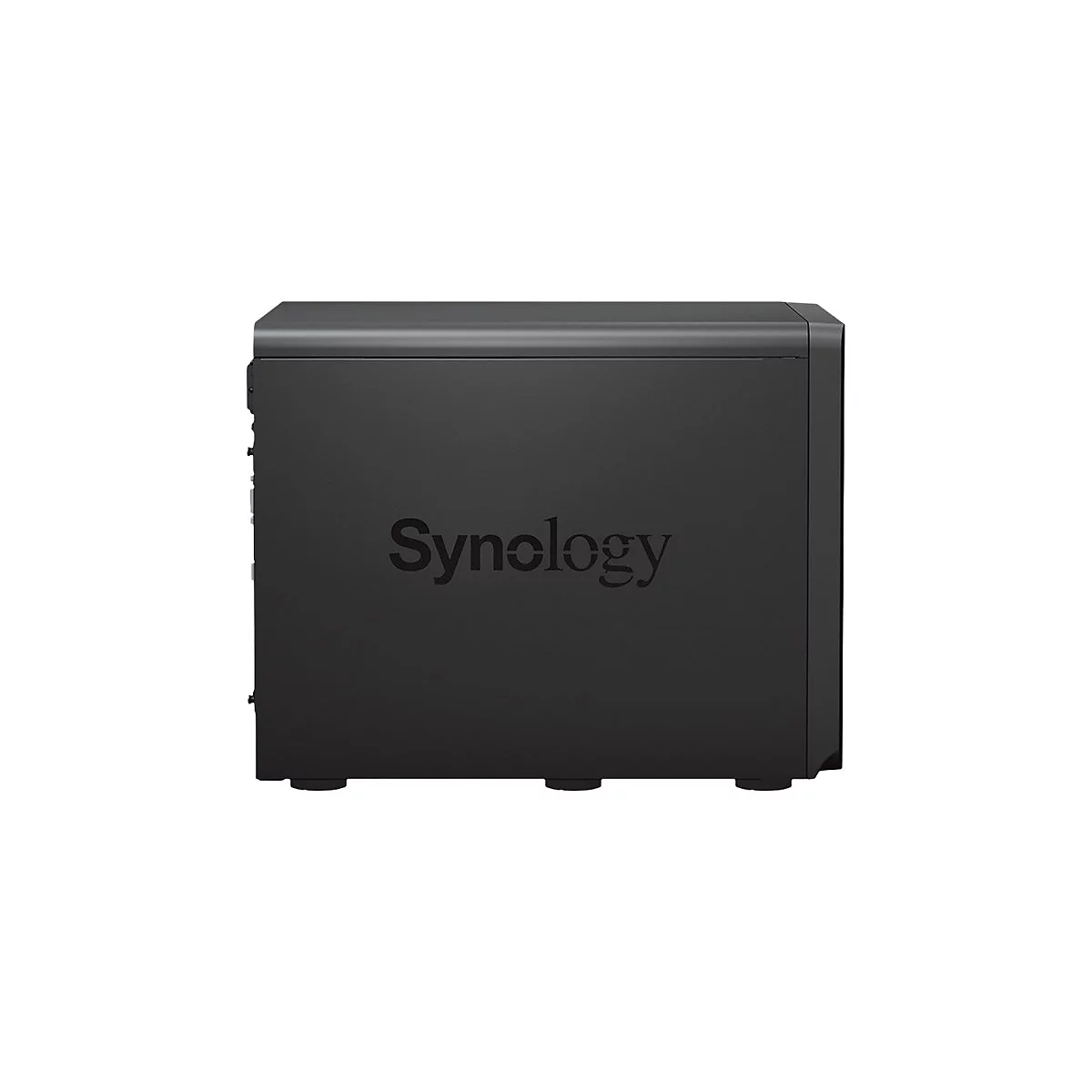 Schwarzer Synology-NAS-Server. Auf der Frontseite steht in großen Buchstaben "Synology".