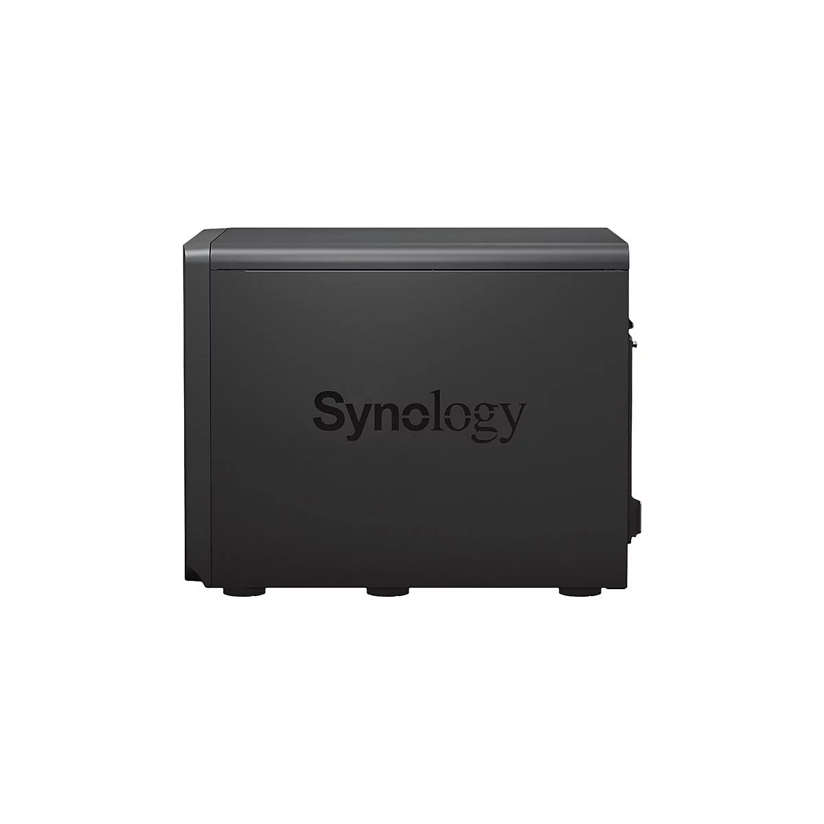 Schwarzes NAS-Gerät mit dem Logo Synology auf der Vorderseite. Detailansicht des Gehäuses.